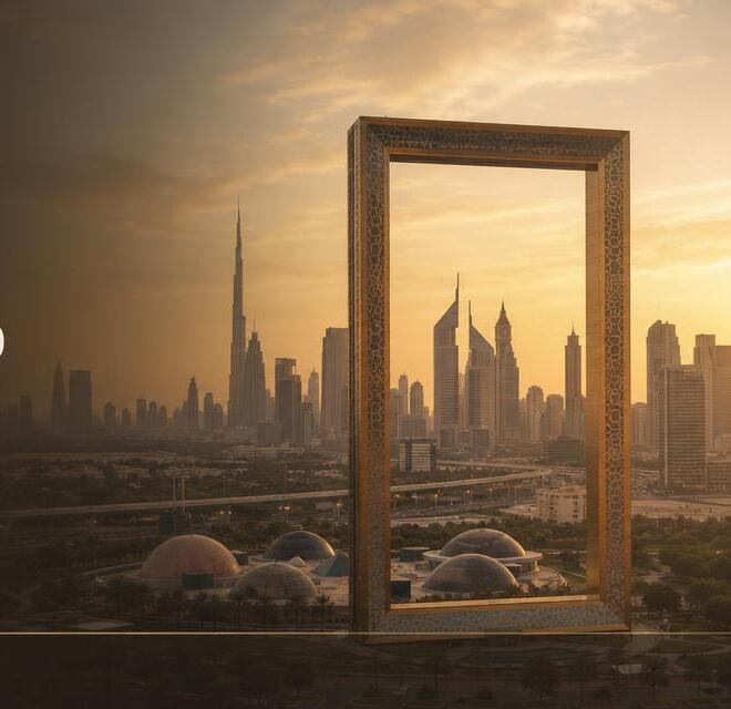 أفق مدينة دبي عبر برواز دبي عند الغروب